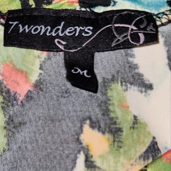 7 Wonders Drape Front Floral Top Size Medium - Picture 4 of 8